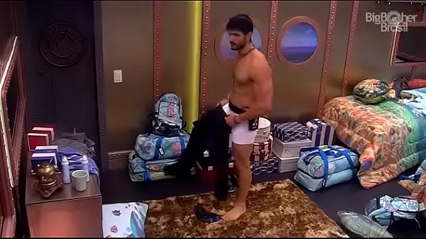 BBB18 – Lucas tomando banho e volume na cueca branca – Insta: @musculoduroblog