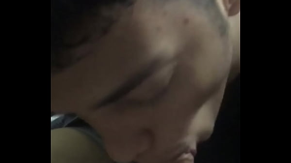 Chico hetero recibiendo mamada de su amigo gay