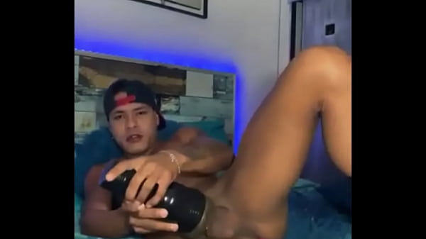 Colina cogiendo con su juguete preferido,