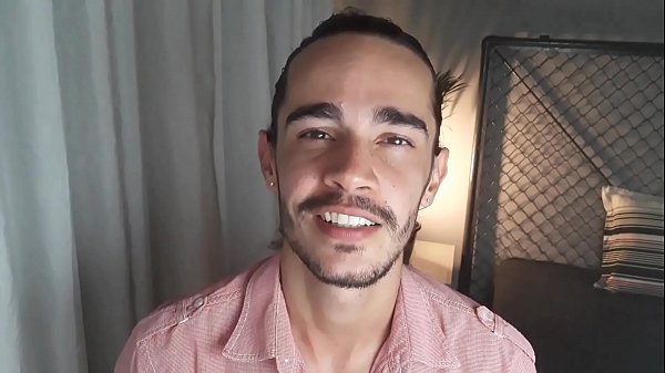 CONTO ERÓTICO GAY –  TIRANDO A VIRGINDADE DO IRMÃO DO NAMORADO – Juan Calabares