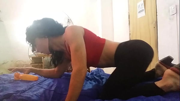 Crossdresser en calza “mamando”