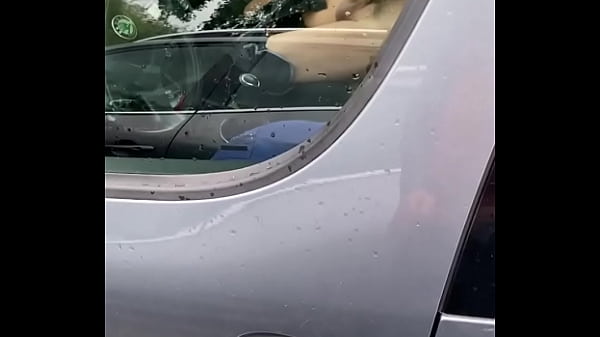 Espiando o novinho dotado batendo uma punheta esperando no carro