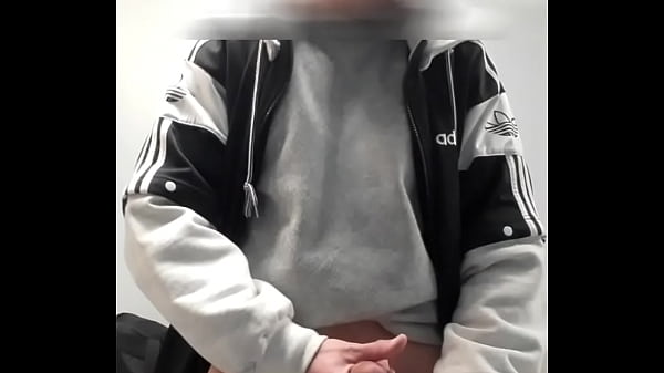 Exhib et branlette dans les vestiaires salle de sport