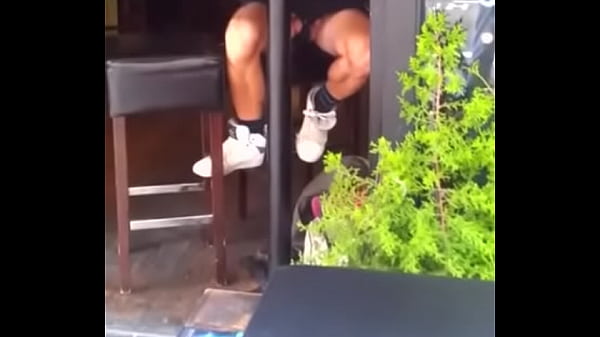 Garoto sem cueca mostrando tudo no bar – freeballing
