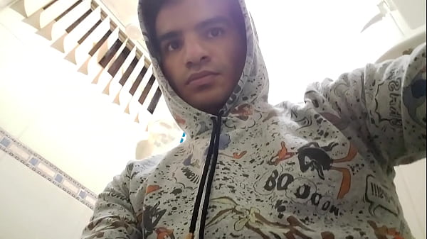 Jovencito Gay se Masturba Con Ropa de Dibujos animados