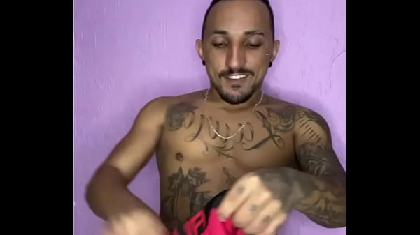 MACHO GOSTOSO TROCANDO DE CUECA