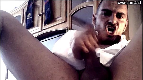 Macho solo, pidiendo que le laman el culo