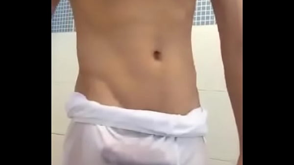 Mechendo na cueca enquanto se molha