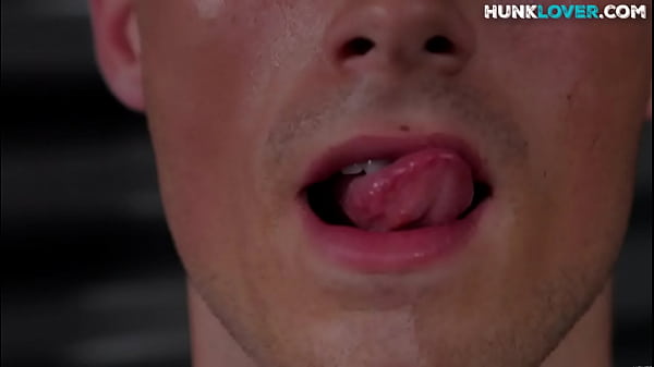 Muscular amateur wanks his hairy shaft in locker room solo