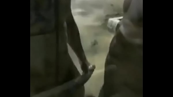 musculosos se pegando gostoso na rua