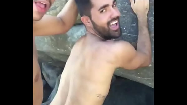 Negro enrabando  gay passivo  na praia