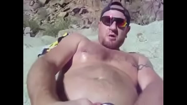 se masturba en playa nudista