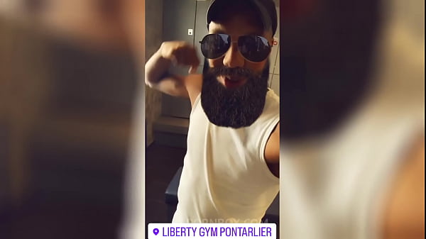 Surpris dans les vestiaires de la salle de sport