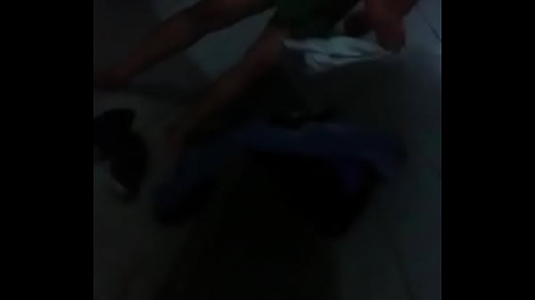 Tirando a cueca no vestiario