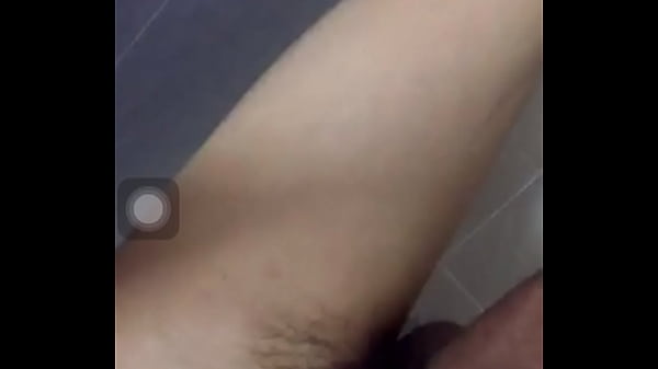 Anh trai sục trong nhà vệ sinh