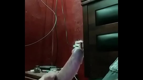 chico con tatuaje se masturba muy rico