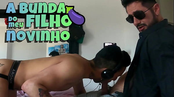 Família corrompida – padrasto ajuda seu enteado a desfrutar com um pau DURO na bunda! – O padrasto musculoso sem sela fode seu lindo rabo novinho  – Con Alex