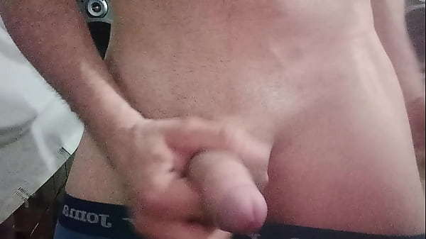 Juanocarloso masturbación mamada dispara la leche en su boca portátil en el estudio de su amigo