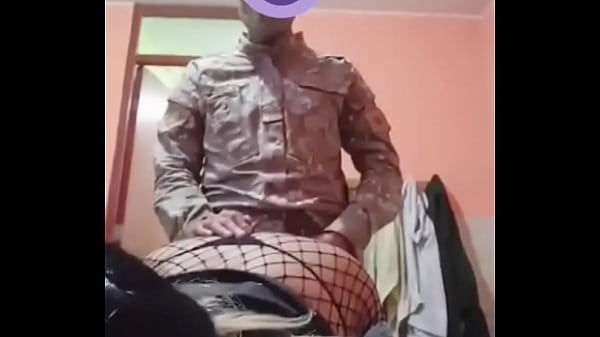 MILITAR NO SE AGUANTA Y SE TUBEA A TRANS JASSMIN