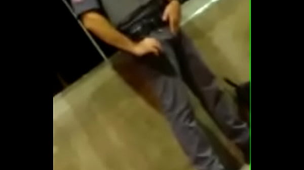 Militar Pegando na Mala