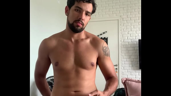 novinho batendo a rola pesada na mesa