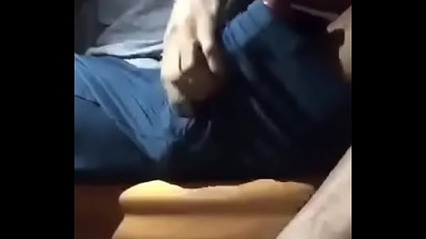 Pauzão pulou pra fora do short e gozou