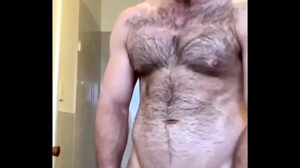 Peludo sacándose la leche
