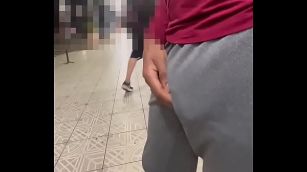 Provocando sem cueca no estacionamento (Completo no Red)