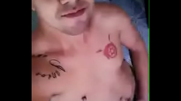 Tatuado brinca no celular