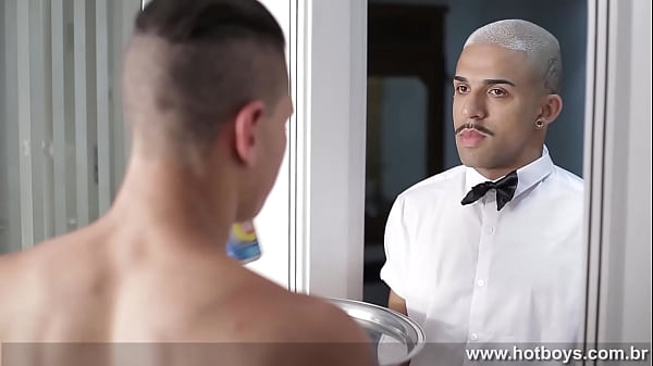 Garçom tatuado fodeu meu cuzinho