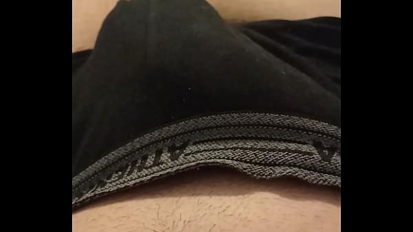 Jeune 21 ans se branle sur son canapé