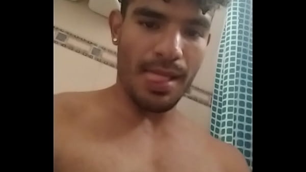 venezolano gay masturbandose y disfrutando de su cuerpo moreno