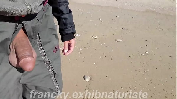 Hors saison, en balade sur la plage, j’exhib ma bite et me branle,