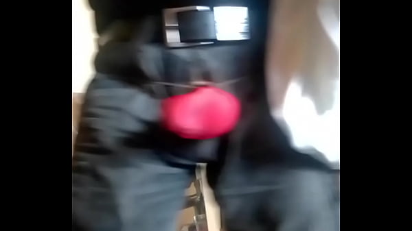 Exprimiendo huevos con botas militares 2