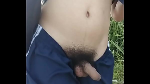 Mostrando a piroca na rua