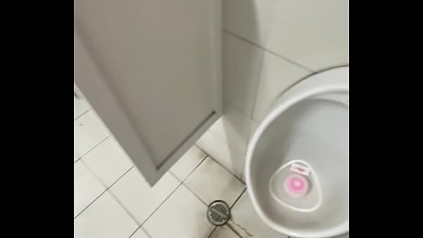 Tocandome la verga en baños publicos