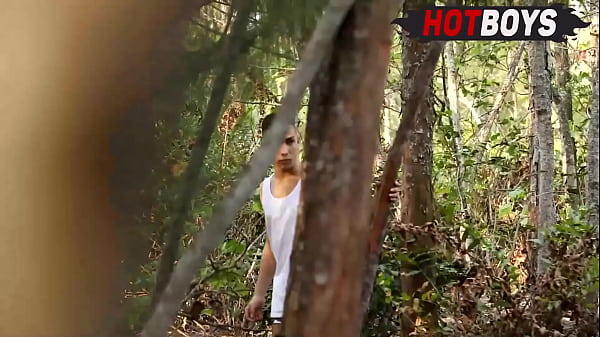 Dando o cuzinho no matagal!